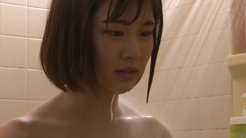 Cô Giáo Thể Dục Bị Học Sinh Quay Lén Trong Phòng Tắm