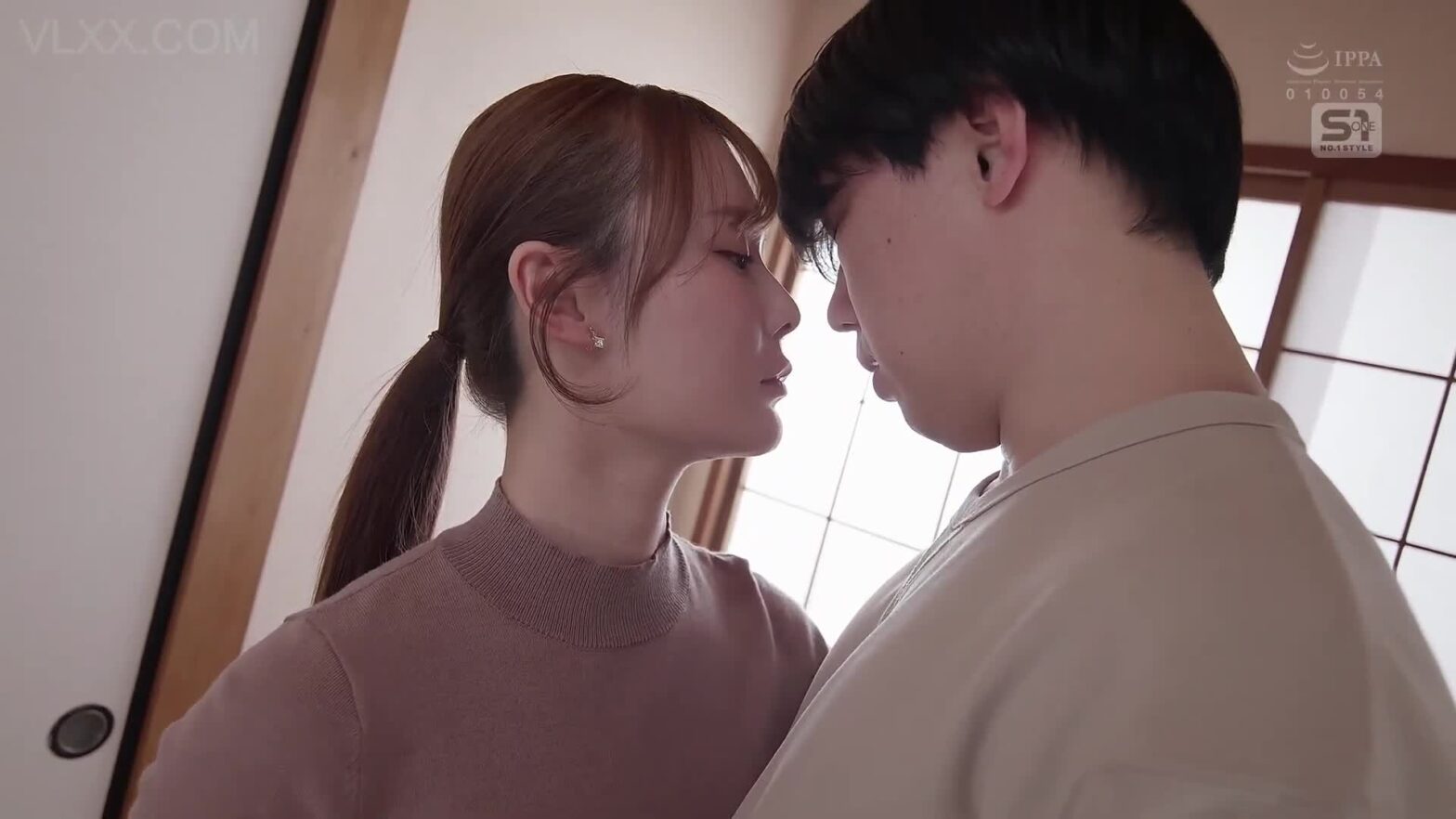 Nữ Sinh Du Học Bị Bạn Cùng Phòng Liếm Lồn Mỗi Sáng